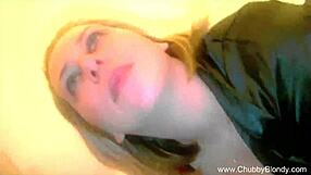 漂亮业余意大利金发女郎提供激烈POV口交