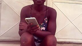 Hullu lutka twerkkasi vaatteissa kunnes riisui alasti