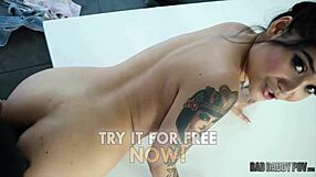 Brenna Sparks chupa y folla en perrito POV!