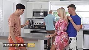 วิคตอเรีย โลบอฟ รับน้ำแตกในปาก 4 ครั้งแล้วแบ่งให้แคลลี่ แบล็ค