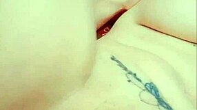 ميلف فنزويلية وحيدة تشتهي الانتباه بمنحنياتها الجذابة في مشهد سولوه حار