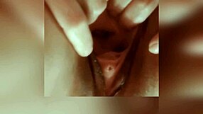 我爱用狂野手指拉伸我巨大的张开逼