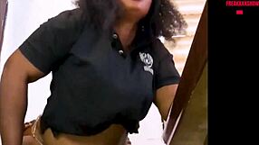 Velká černoška s prdelí stříká v kuchyni s obřím kurem.