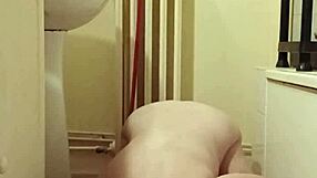 2024 08 27 esclave f mange a la gamelle