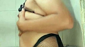 Transexual en ba�o tocando rico