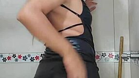 Transexual en ba�o tocando rico