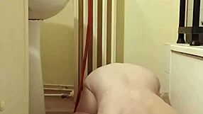 2024 08 27 esclave f mange a la gamelle