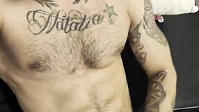 ¿Listo para la masturbación después de una ducha en el baño del gym? No te lo pierdas, es enorme! 😜