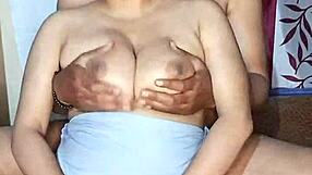 ديزي لطيفة أليشا بهابي تتفاخر بصدر كبير وكس رطب في كشف جريء، مشعر.