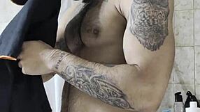 ¿Listo para la masturbación después de una ducha en el baño del gym? No te lo pierdas, es enorme! 😜