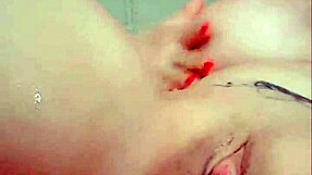 ميلف فنزويلية وحيدة تشتهي الانتباه بمنحنياتها الجذابة في مشهد سولوه حار