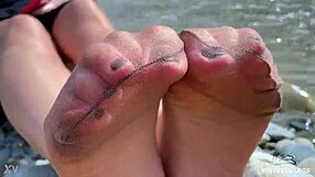 女神穿棕色尼龙袜河边用可爱脚底挑逗