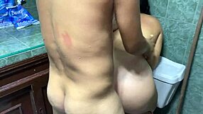 Lesem a szomszédnőmet a fürdőben és dugom titokban