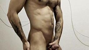 ¿Listo para la masturbación después de una ducha en el baño del gym? No te lo pierdas, es enorme! 😜