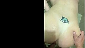 fui fodida do chão do banheiro de 4 empinada e ele me fez abrir tudo pra meter completo no red