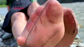 女神穿棕色尼龙袜河边用可爱脚底挑逗