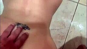 fui fodida do chão do banheiro de 4 empinada e ele me fez abrir tudo pra meter completo no red