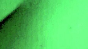 집에서 만든 커플이 도그스타일로 구부러져 큰 엉덩이 오르가즘