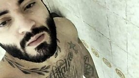 ¿Listo para la masturbación después de una ducha en el baño del gym? No te lo pierdas, es enorme! 😜