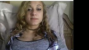 Süße 18+ mit perfekten Titten zieht sich aus und spielt mit Toys im entspannten Setting