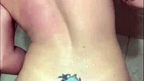 fui fodida do chão do banheiro de 4 empinada e ele me fez abrir tudo pra meter completo no red