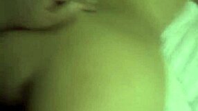 Vecina viene por su dosis de leche!