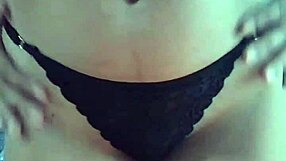 مرضعة الأطفال تشتهي نيك عنيف في مص جماعي!