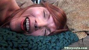 Rothaarige Shemale wichst hart bei dampfender Casting-Session