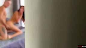 Отчим застукал меня с бойфрендом и присоединился к дикому трио!