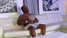 Malá 18+ ebenová kundička krémí při jízdě na velkém černém čurákovi