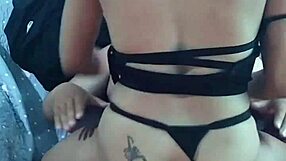 مرضعة الأطفال تشتهي نيك عنيف في مص جماعي!