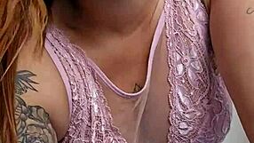 Gosto que me fode desse jeito arrega�ando o meu cu com dildo anal