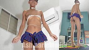 Dance Revolution uden bh og nederdel uden trusser