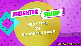 Еј, погледај моју малу пастенку са ситним сисама како лиже и игра се са играчкама... тако вруће!