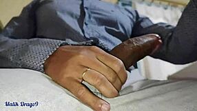 Малик Драго9 - Огромный член так возбужден на работе, дрочит и кончает жестко!