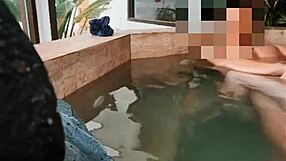 Blonde Ehefrau tröstet Ehemanns Freund mit rohem Sex