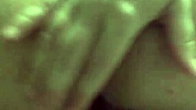 jugando con mi consolador en cuatro como una perrita