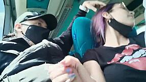 Kåt flickvän ger oralsex på bussen till Bogotá, kan inte tro att hon svalde allt!