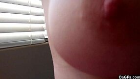 Ukáže tlustá tetovaná krasavice svou velkou zadnici?