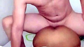 수염 난 이웃이 몰래 들어와 내 방에서 세게 절정하게 만들어