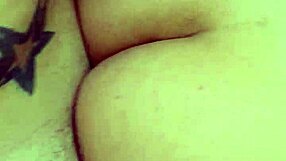 Приятелка с голямо дупе си взема банята