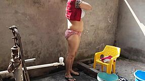 Meztelen Bhabhi Fürdik Kint Csinos Cicikkel és Puncival