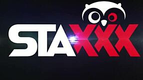 Vroča azijska bejba vzame dva kurca za kremasto muco