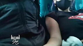 Azgın sevgili otobüste oral seks yapıyor, hepsini yuttuğuna inanamıyorum!