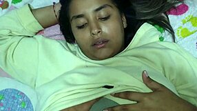 Uhvatio sam svoju vrelu maćehu kako se masturbira i napunio joj pičku semenom