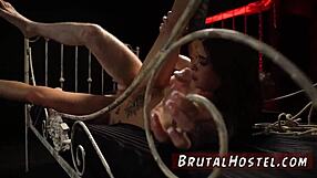 女孩在车库支配男奴隶，而金发女郎被狠狠惩罚