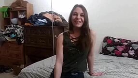 Latina ung jente Talia bundet med store leker i rå casting-intervju