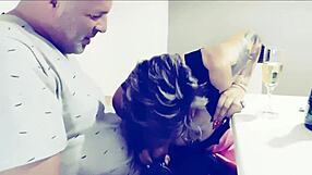 Hlboké hrdlo z iného sveta, ako táto šľapka saje penis. Je nezastaviteľná!