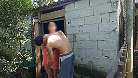 Getrouwde vrouw verleidt boerderijbeheerder voor bareback badseks