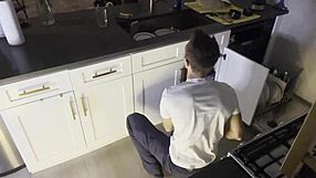 Hej, kolla denna rödhåriga flickvän som blottar och sväljer stort skott från rörmokarens stora kuk ute.